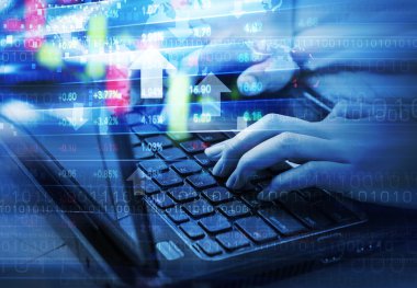 İş kadını dizüstü kullanarak hisse senedi grafik kontrol
