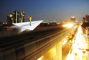 Minyatür backpacker kağıt uçak büyük şehirde üzerinde