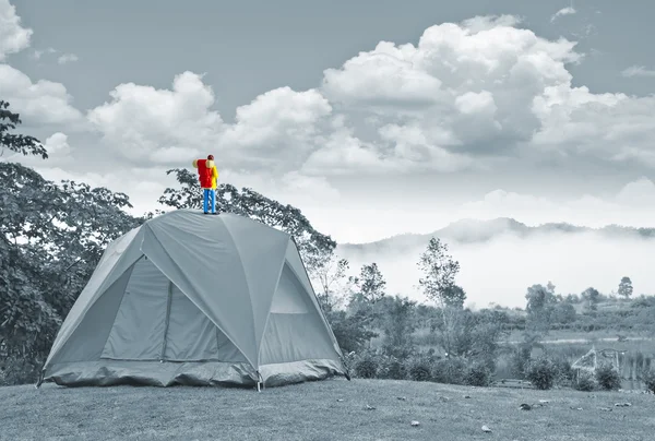 Miniatuur backpacker op blauwe tent bij berg — Stockfoto