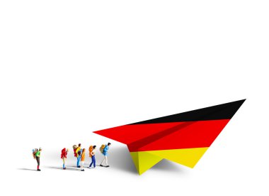 Minyatür backpackers kağıt Almanya uçak için yürüyüş