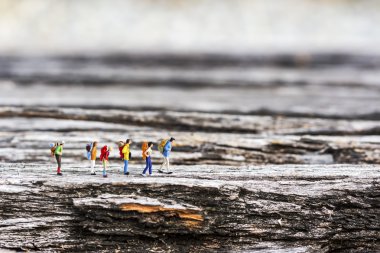 Ahşap üzerinde yürüme minyatür backpackers seyahat kavramı