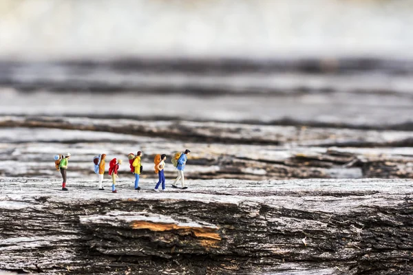 Ahşap üzerinde yürüme minyatür backpackers seyahat kavramı