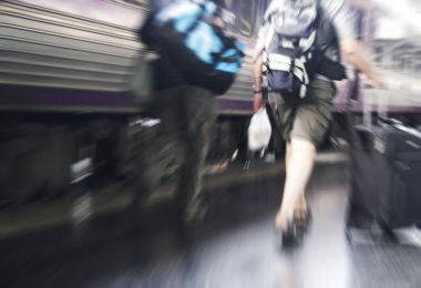 Soyut yakınlaştırma seyahat etmek tren istasyonu yürüme