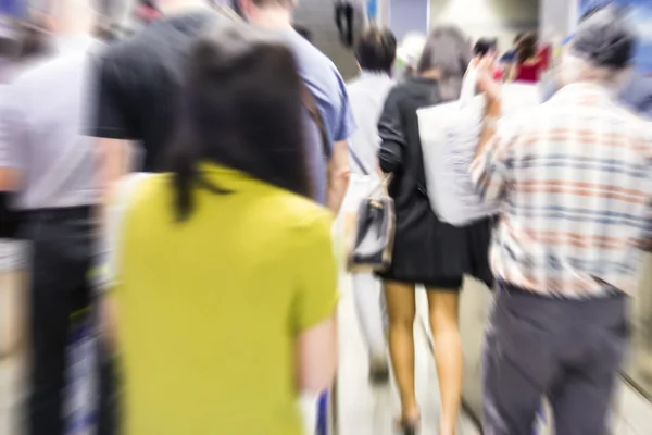 Abstrakt zoomende Fahrgäste in U-Bahn-Station — Stockfoto