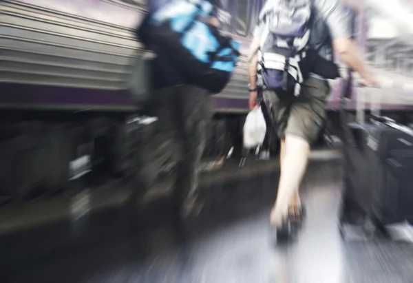 Astratto viaggiatori zoom a piedi nella stazione ferroviaria — Foto Stock