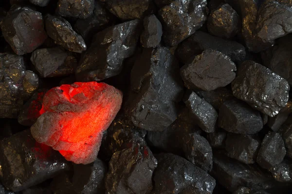 Ham kömür üzerinde kırmızı sıcak kömür — Stok fotoğraf