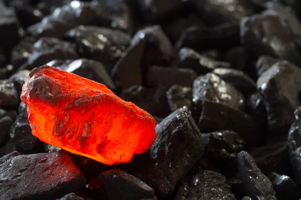 Ham kömür üzerinde kırmızı sıcak kömür — Stok fotoğraf