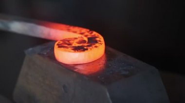 Smithy sıcak metal dövme