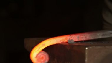 Smithy sıcak metal dövme