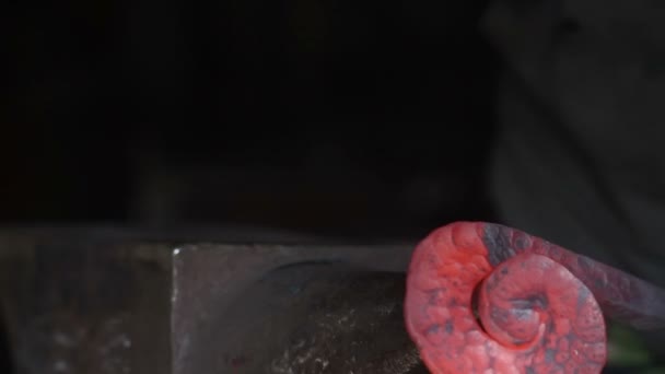 Forgeage de métal chaud en forge — Video