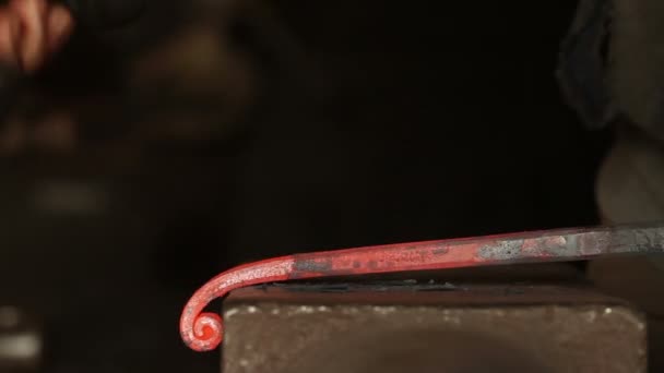 Forgeage de métal chaud en forge 