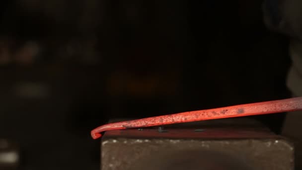 Forgeage de métal chaud en forge 