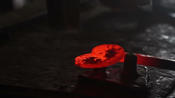 Forjando metal quente em ferreiro — Vídeo de Stock