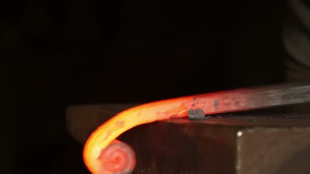 Forgeage de métal chaud en forge 