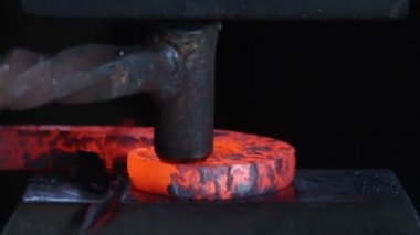 Smithy sıcak metal dövme