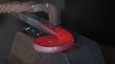 Smithy sıcak metal dövme, vidalama,