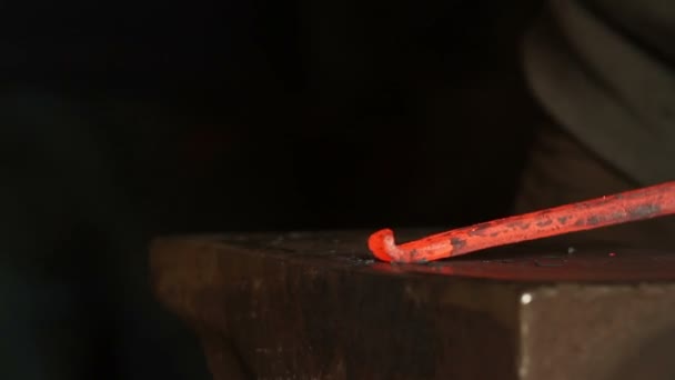 鍛冶屋の熱い金属の鍛造 — ストック動画