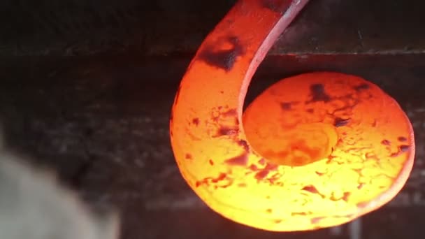 Forjando metal quente em ferreiro — Vídeo de Stock