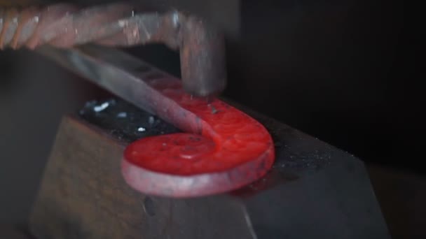 Kování roztaveného kovu v kovárně, šroubování, — Stock video