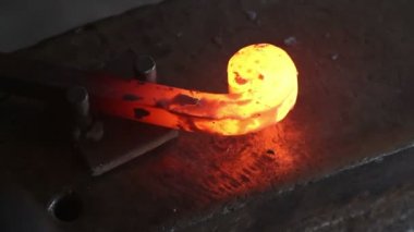 Smithy sıcak metal dövme, vidalama,