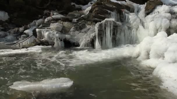 Small spring waterfall — Stock Video