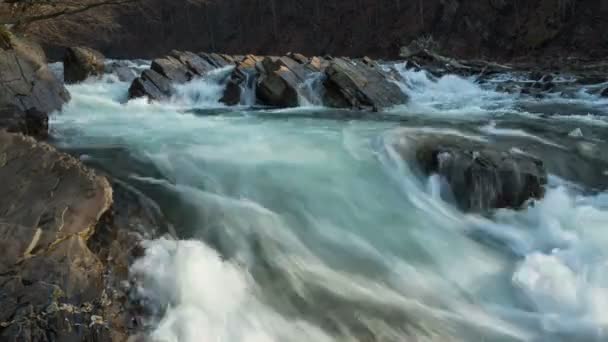 Wasserfall auf dem Fluss Zeitraffer — Stockvideo