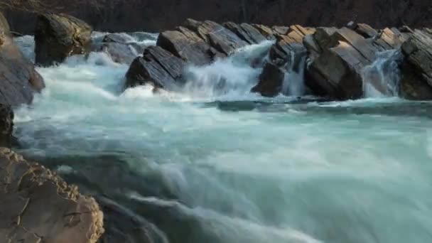 在游戏中时光倒流河上的瀑布 — 图库视频影像