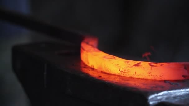 Forja de metal caliente en herrería — Vídeos de Stock
