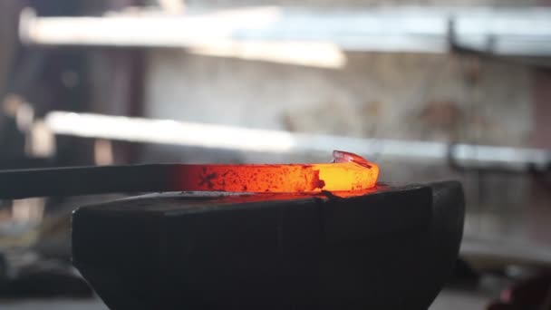 Forja de metal caliente en herrería — Vídeo de stock