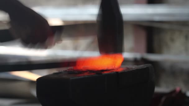 대장간에서 뜨거운 금속 단조 — 비디오