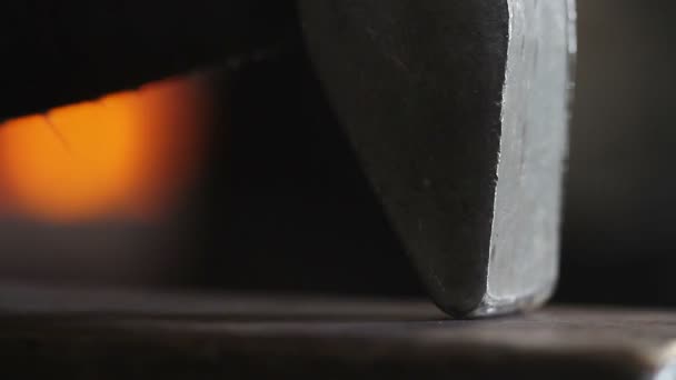 Forgeage de métal chaud en forge 