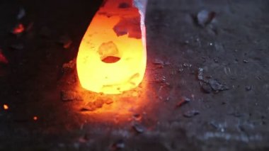 Smithy sıcak metal dövme