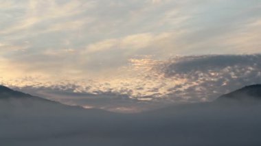 Sunrise timelapse renkli sis ile dağlarda