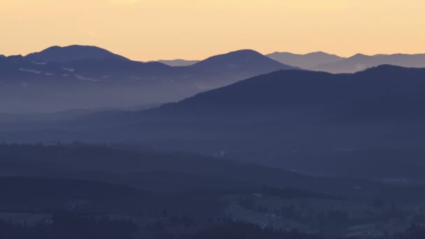 Tempo di alba in montagna con nebbia colorata — Video Stock