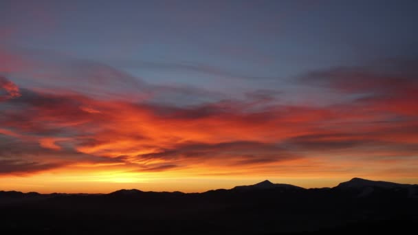 Sunrise timelapse renkli bulutlar ile dağlarda — Stok video