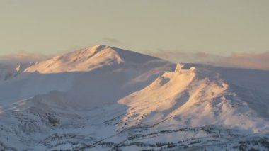 Sunrise timelapse renkli bulutlar ile dağlarda