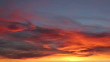 Sunrise timelapse renkli bulutlar ile