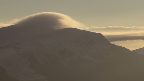 Восход солнца в горах с разноцветными облаками — стоковое видео
