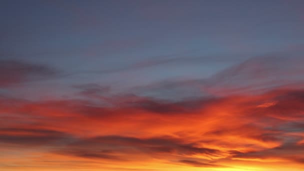 Zeitraffer des Sonnenaufgangs mit bunten Wolken — Stockvideo