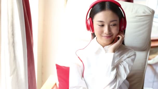 Mujer escuchando música con auriculares — Vídeo de stock