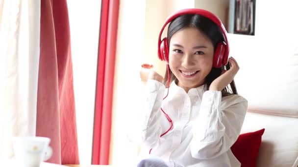 Kobieta słuchająca muzyki ze słuchawkami — Wideo stockowe