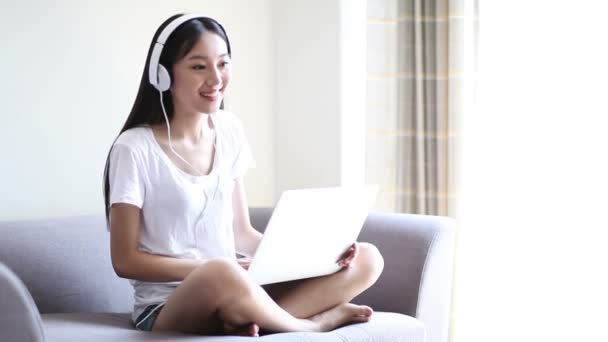 Vrouw luisteren muziek met hoofdtelefoon — Stockvideo