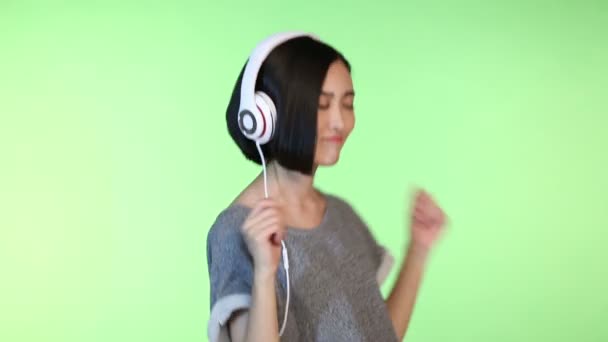 Mujer escuchando música con auriculares — Vídeo de stock