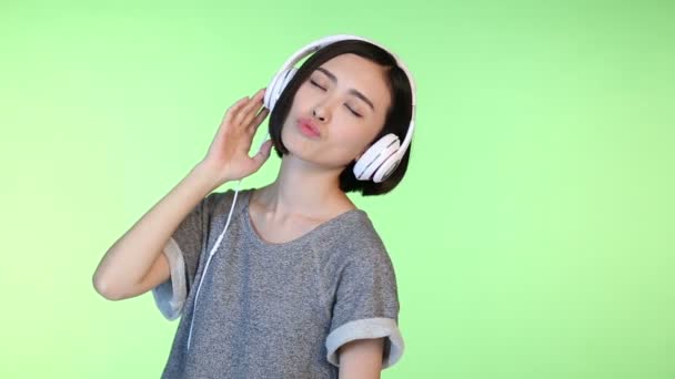 Chica usando auriculares — Vídeos de Stock