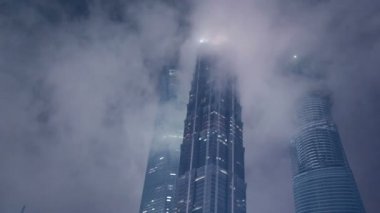 gökdelenler yükselmeye kalın sis içine