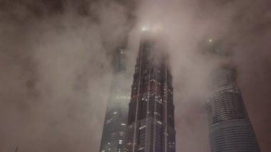 gökdelenler yükselmeye kalın sis içine