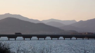 Köprüde araba otomobil