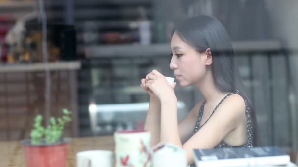 Mulher desfrutando de uma xícara de chá — Vídeo de Stock