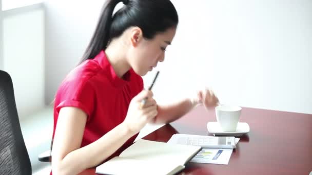 Geschäftsfrau arbeitet in ihrem Büro — Stockvideo