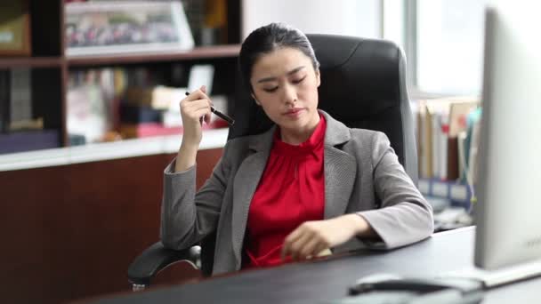 Молода бізнес-леді в її офісі — стокове відео